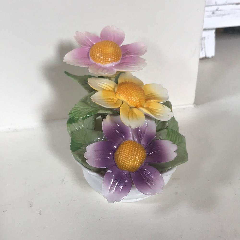 Radnor Bone China floral 3” tall decor from England 💐 Sku 135